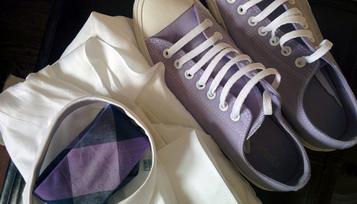 sneakers lilla, camicia bianca, cravatta a quadri