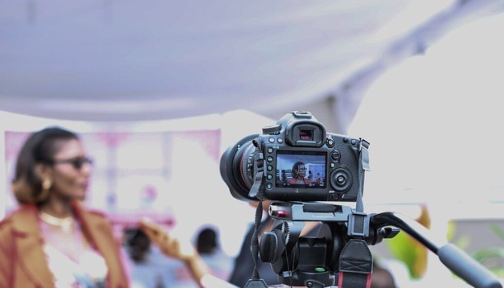 telecamera che inquadra una donna