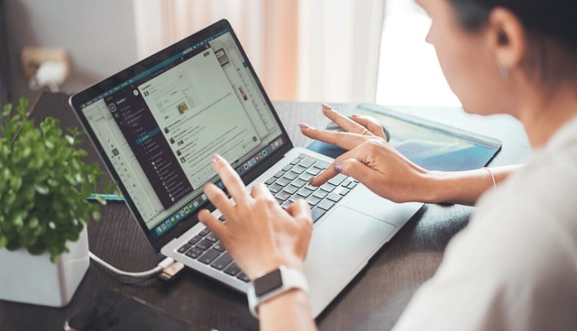 donna al computer. Se hai lavorato in regime di collaborazione puoi richiedere l'indennità di disoccupazione DIS-COLL