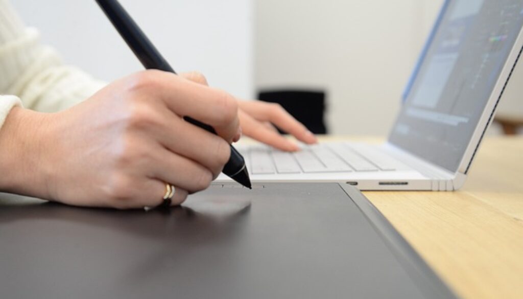 grafica al lavoro con computer