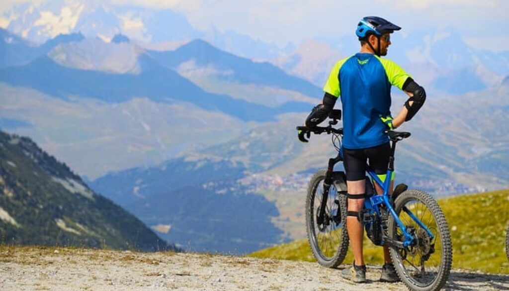ciclista in montagna