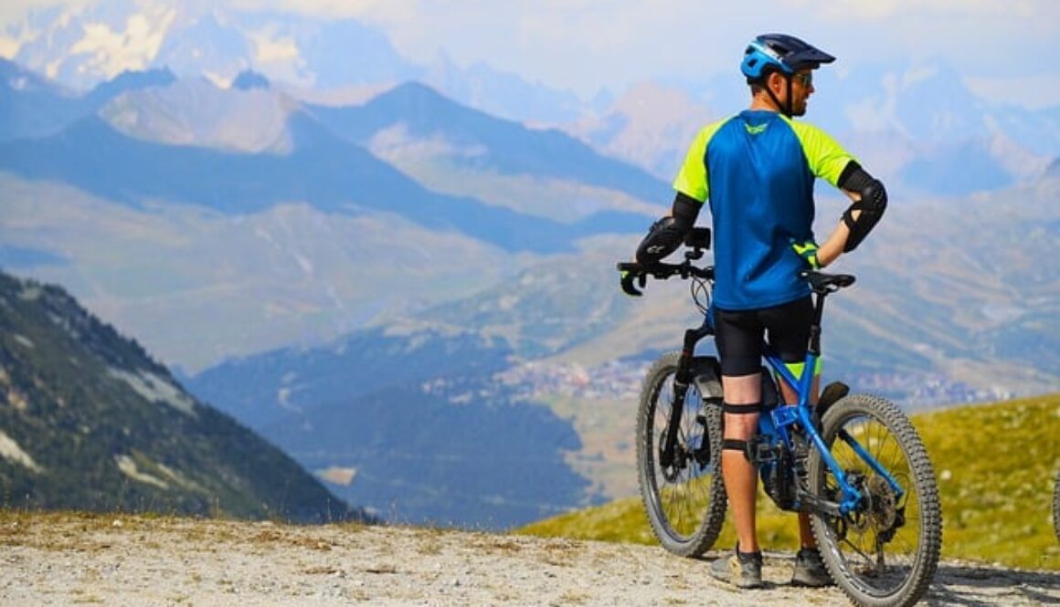 ciclista in montagna