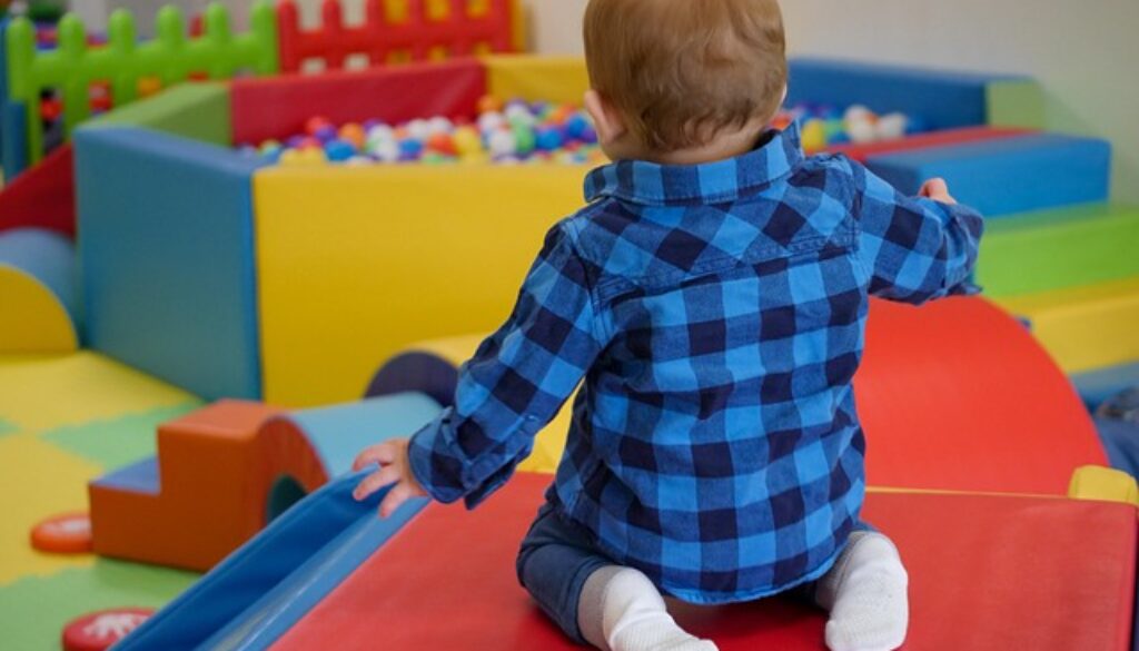 bambino in area giochi