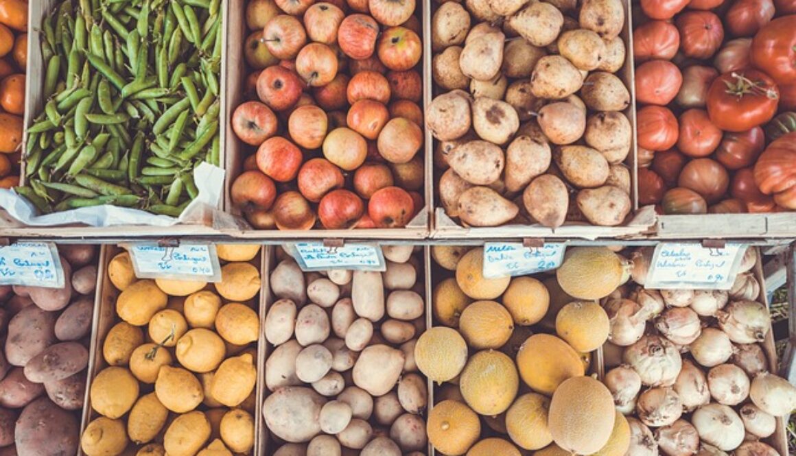 frutta e verdura esposte in cassette