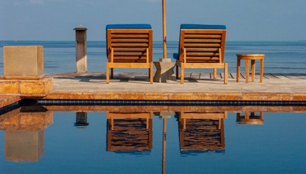 sdraio e ombrellone in riva al mare