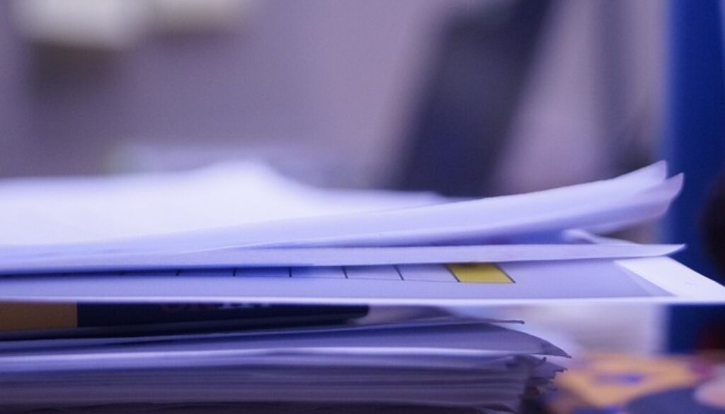 documenti su una scrivania. corso gratuito per addetto busta paga