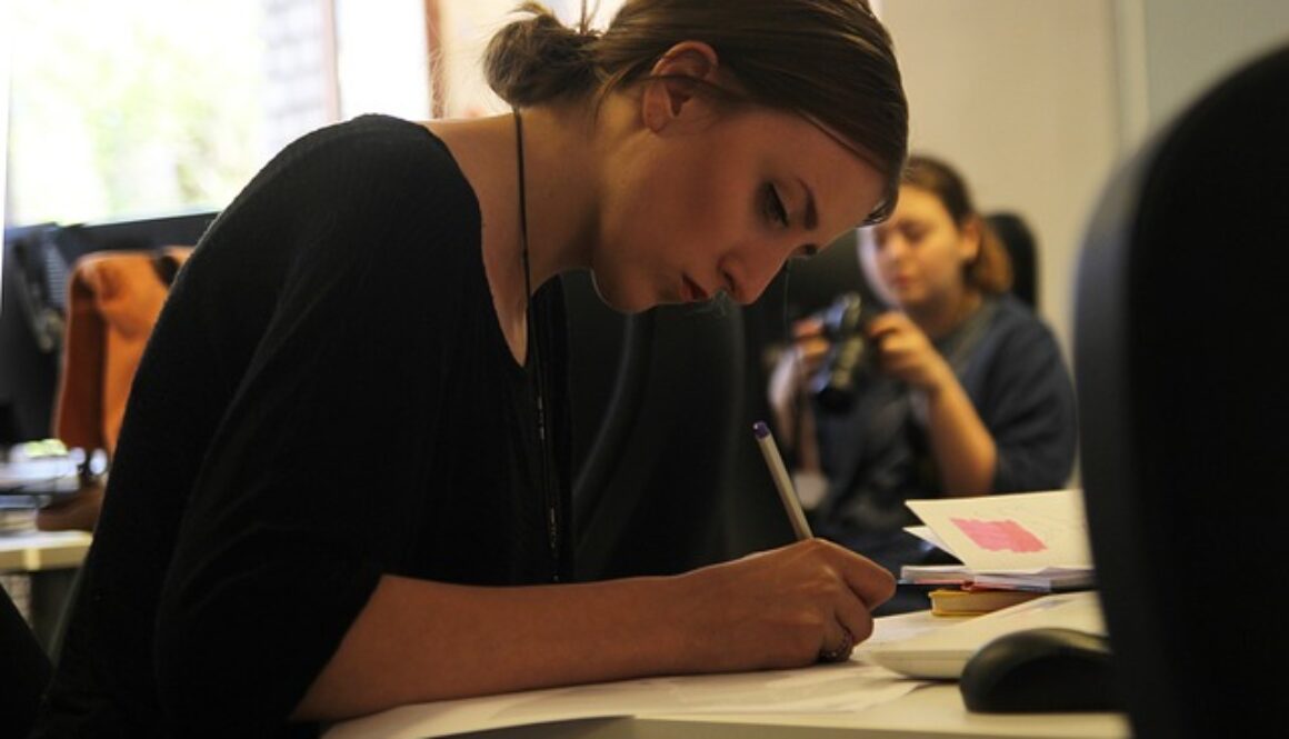 ragazza che scrive e ragazza con macchina fotografica. Donna e lavoro 2024 premia le imprenditrici innovative