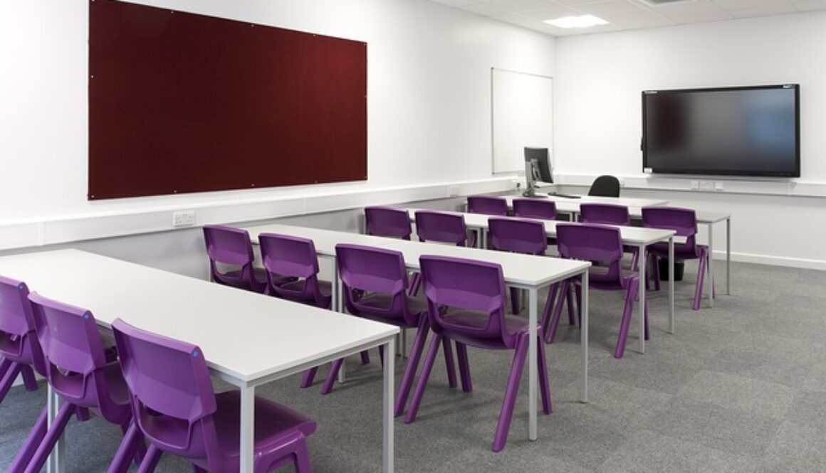 aula con sedie viola. A Brescia in partenza corsi gratuiti per disoccupati