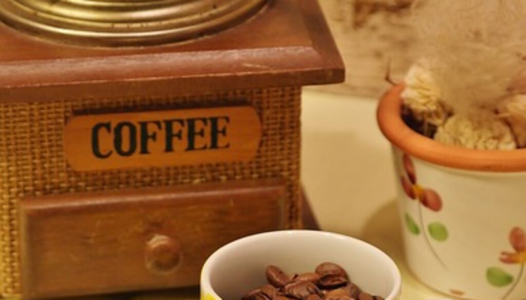 vecchio macinino e tazzina di caffè. Annuncio di lavoro per addetto alle vendite in negozio di casalinghi