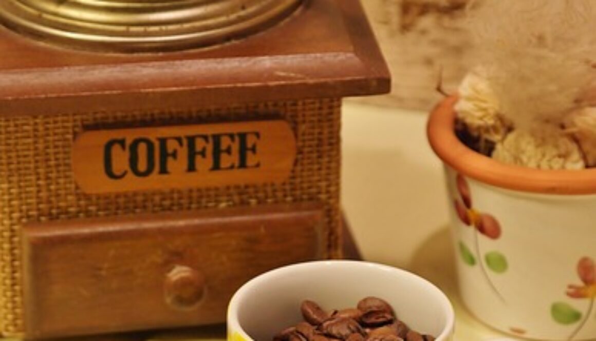 vecchio macinino e tazzina di caffè. Annuncio di lavoro per addetto alle vendite in negozio di casalinghi