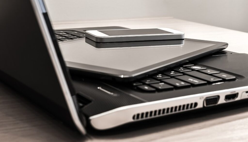 cpmputer, tablet e smartphone. Il futuro digitale nei contenuti di un corso gratuito per disoccupati