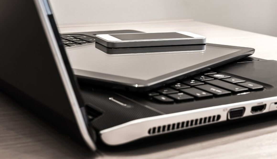 cpmputer, tablet e smartphone. Il futuro digitale nei contenuti di un corso gratuito per disoccupati