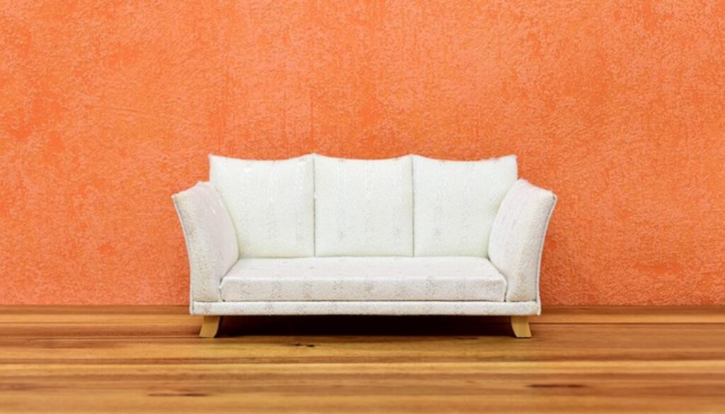 divano bianco su parete arancione. annuncio per Addetto in negozio di divanialle vendite