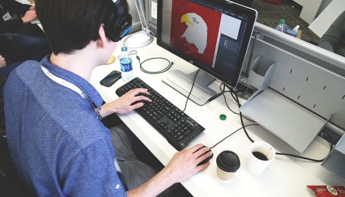 ragazzo al computer. Corso gratuito avanzato di web e graphic designer