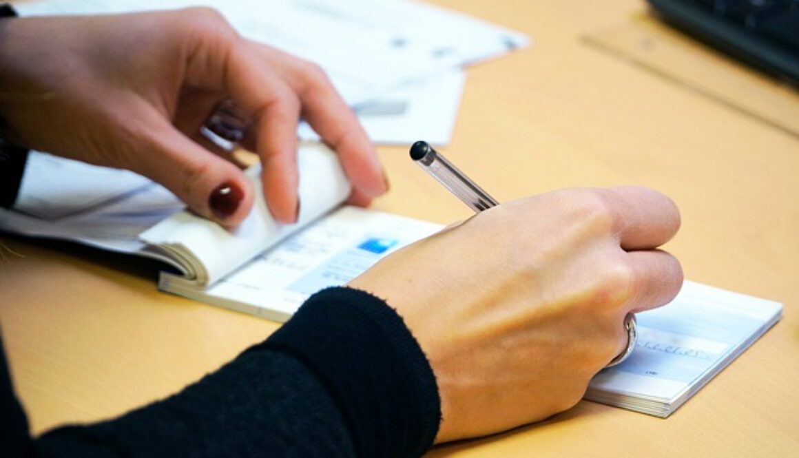 segretaria che compila un documento. Corso gratuito di segreteria di uno studio professionale