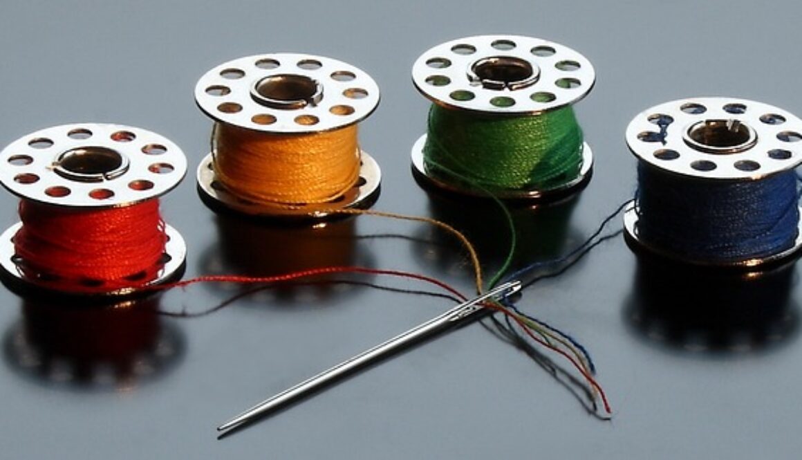 fili colorati per macchina da cucire. Un corso gratuito di cucito intermedio