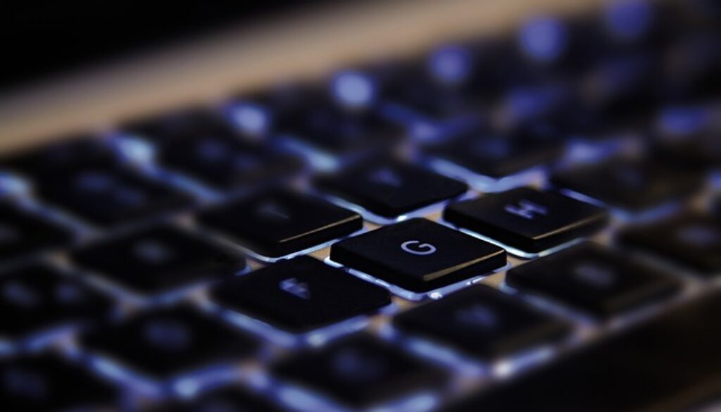 tastiera retroilluminata, dettaglio. Un corso gratuito di alfabetizzazione informatica