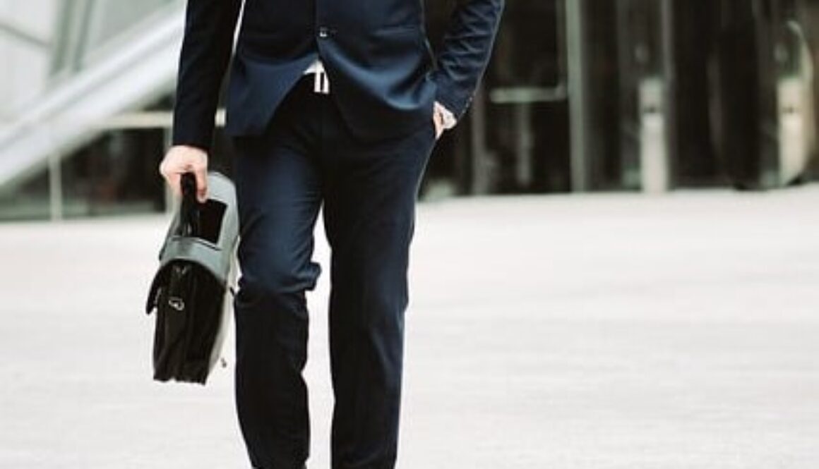 uomo che cammina. corso per agente e rappresentante di commercio