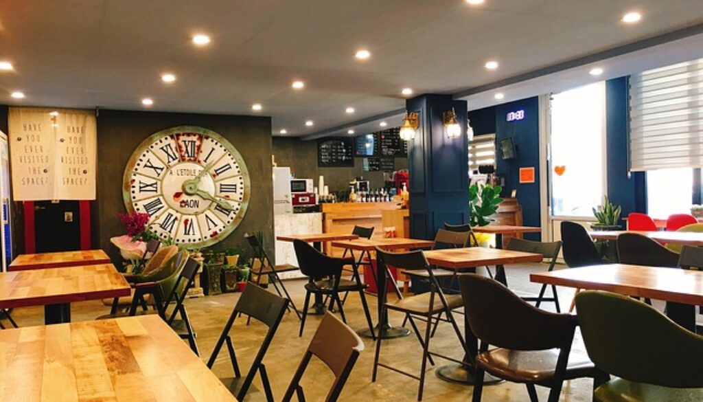 tavolini di un bar. a Brescia un corso gratuito per Addetto sala bar