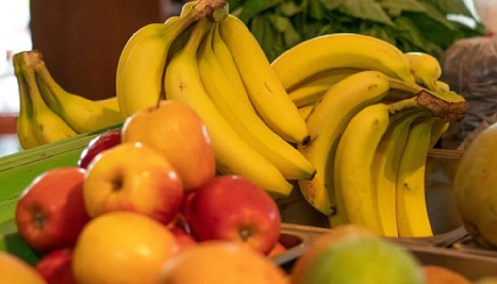 frutta su banconi di supermercato. esselunga seleziona a Brescia Addetti alla vendita