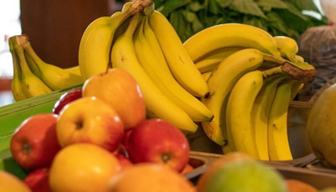 frutta su banconi di supermercato. esselunga seleziona a Brescia Addetti alla vendita