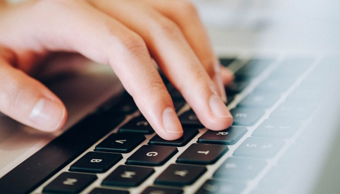 mano che scrive su tastiera. un corso gratuito di web application information