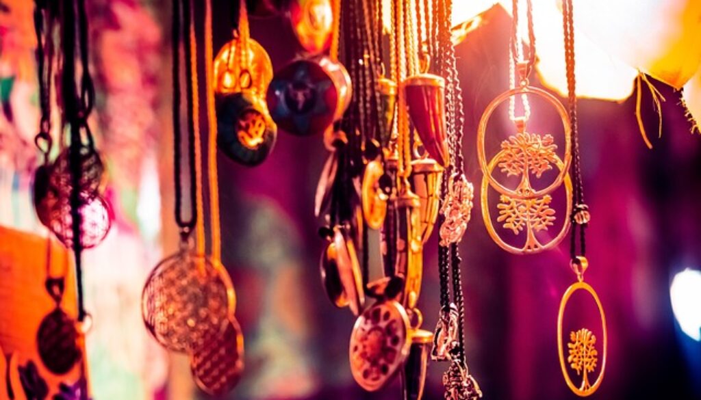 bigiotteria. annuncio di ricerca per addetto alla vendita