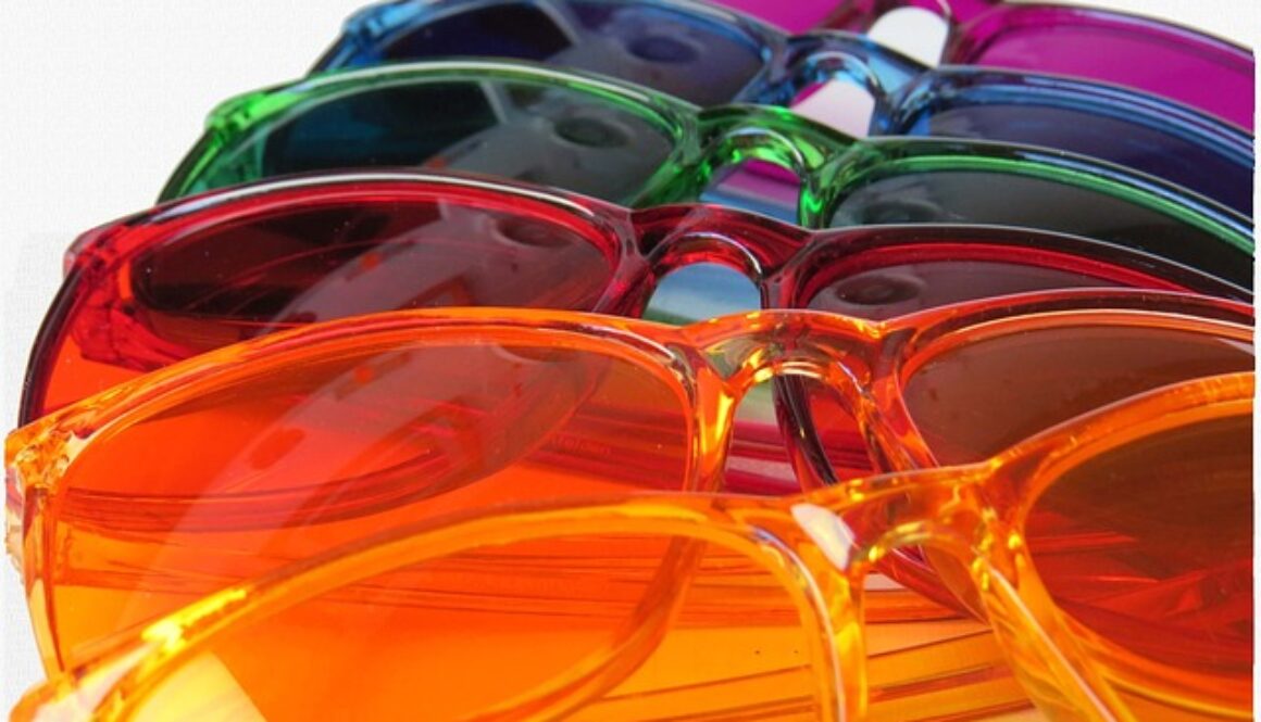 occhiali colorati. a Brescia corso gratuito di consulenza d'immagine e armocromia
