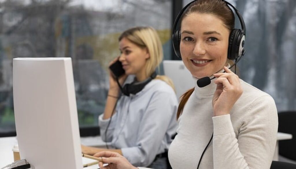 impiegate di call center. a Brescia un corso gratuito per addetti customer care