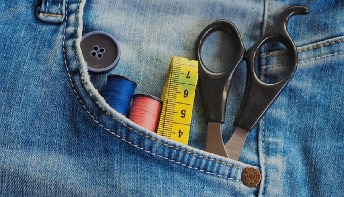 tasca di jeans con forbici e fili. corso gratuito di cucito base a Brescia