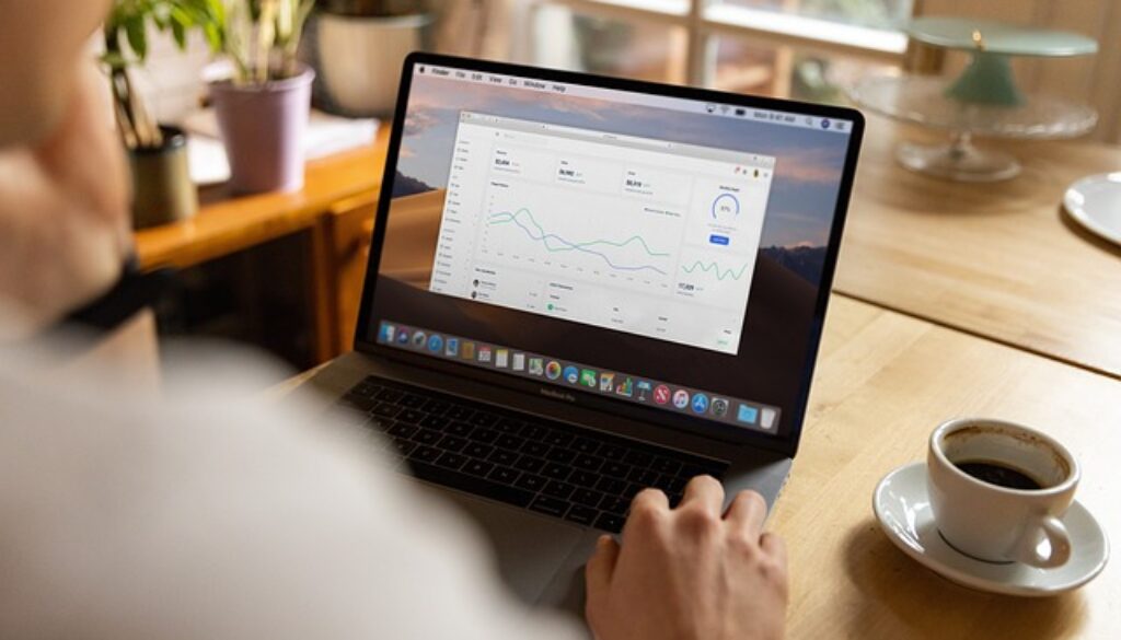 studente davanti a pc. Corso gratuito a distanza per segreteria legale e di studio medico