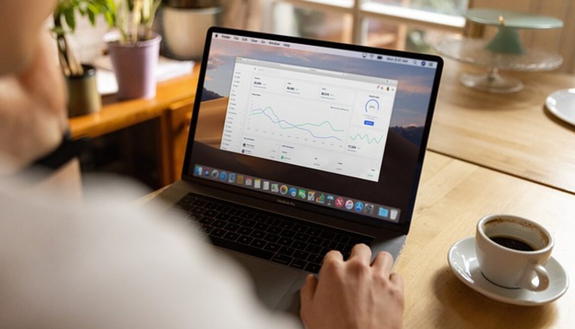 studente davanti a pc. Corso gratuito a distanza per segreteria legale e di studio medico