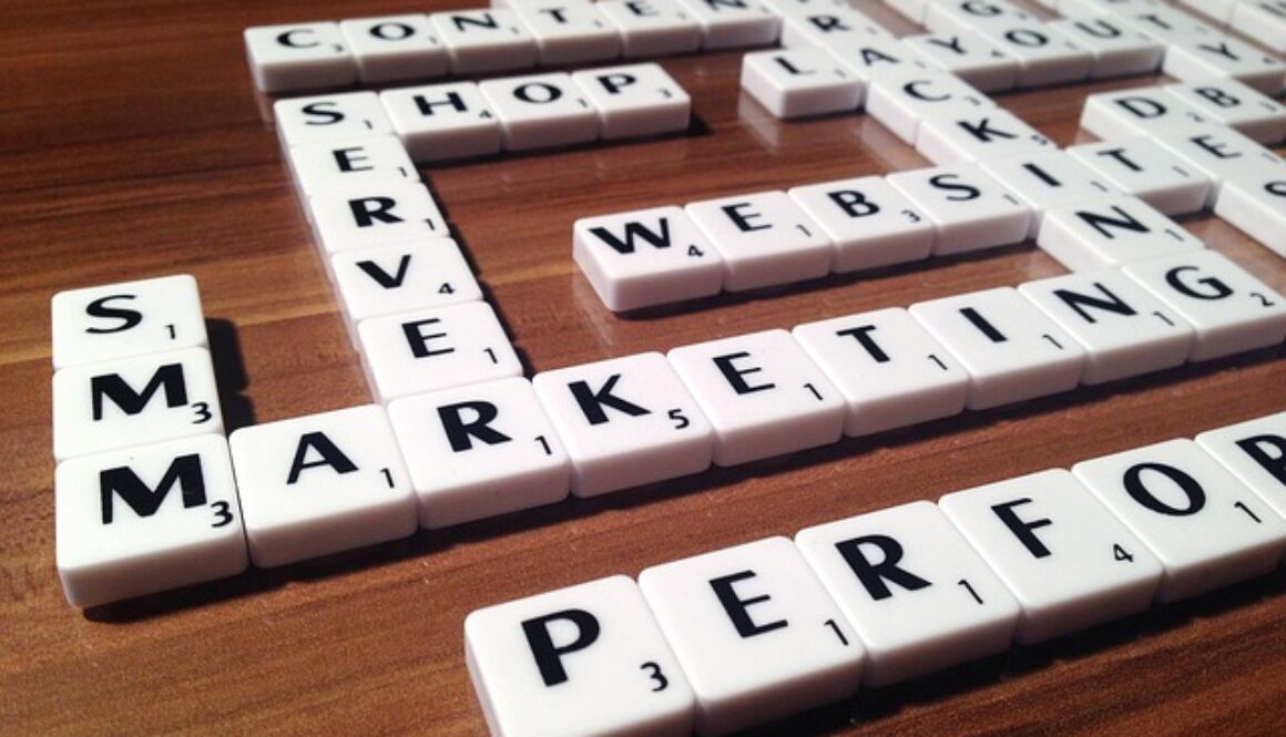 scarabeo con parole legate al social e web marketing