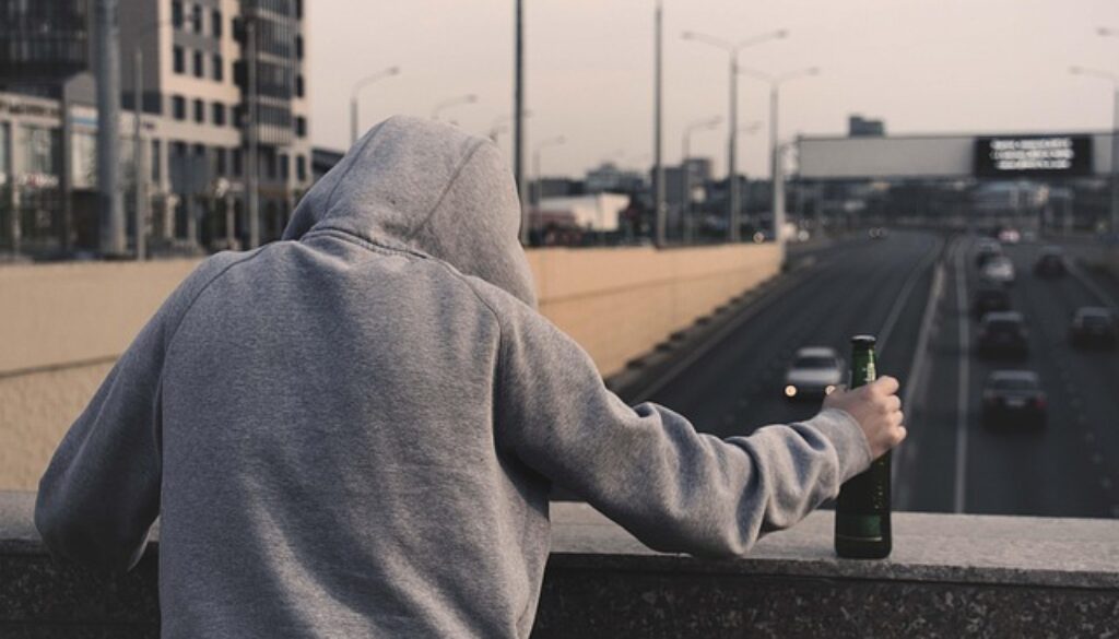 ragazzo alcolista. Un contest su Tiktok dal titolo Fuori dal giro