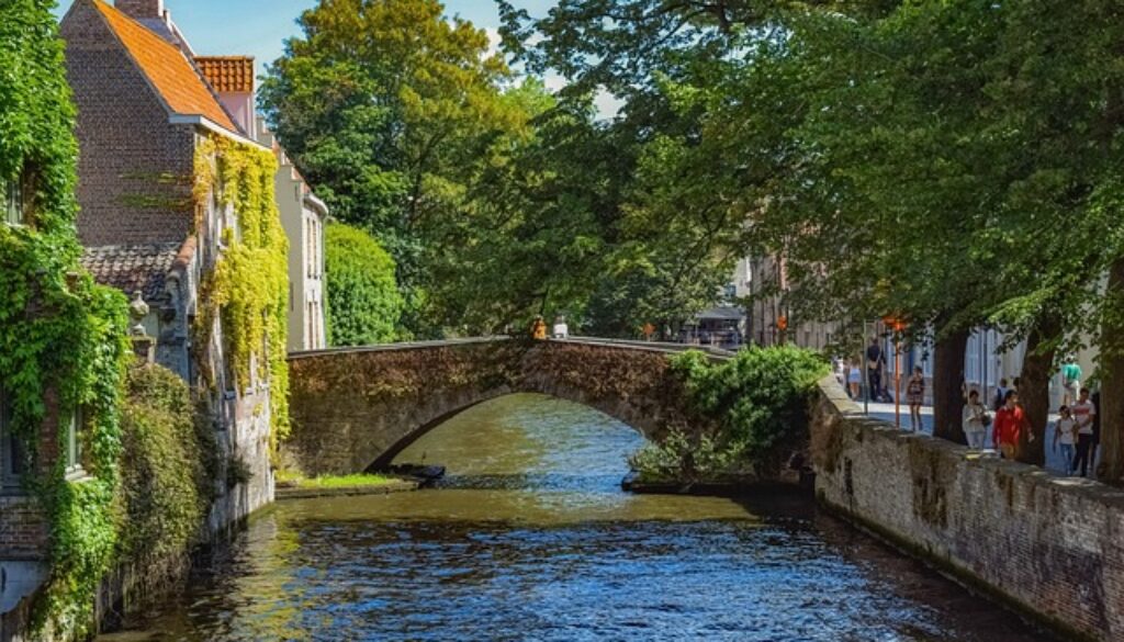 canale di Brugge. Vuoi vivere un'esperienza di volontariato in Belgio?