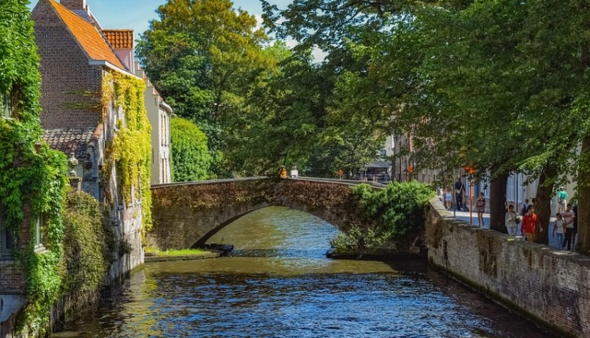 canale di Brugge. Vuoi vivere un'esperienza di volontariato in Belgio?