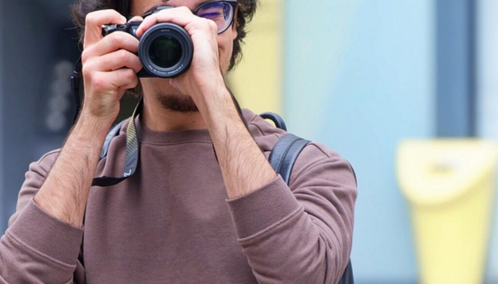 ragazzo che fotografa. Sport in motion è un concorso fotografico per under 25