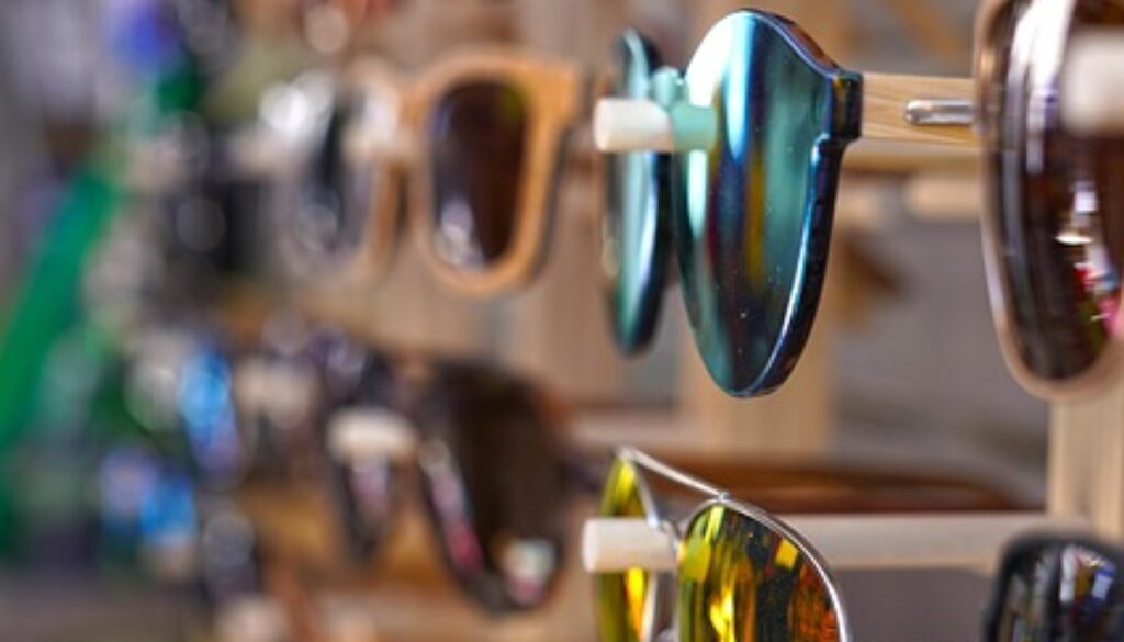 occhiali colorati in esposizione. Opportunità lavorative a Brescia per ottici abilitati