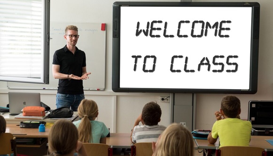 docente di scuola primaria in classe