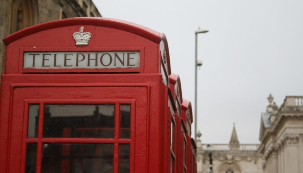 cabina del telefono del Regno unito. A Brescia un corso gratuito di inglese intermedio