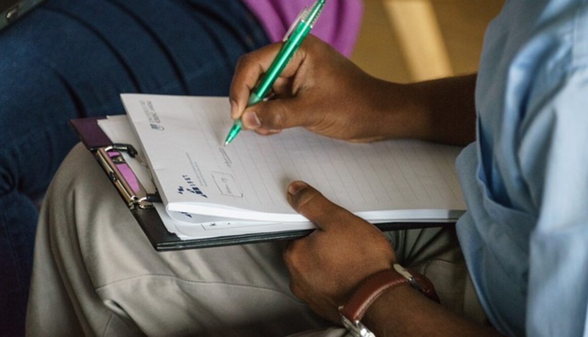 studente che prende appunti. A Rezzato (Bs) corsi gratuiti finanziati da GOL