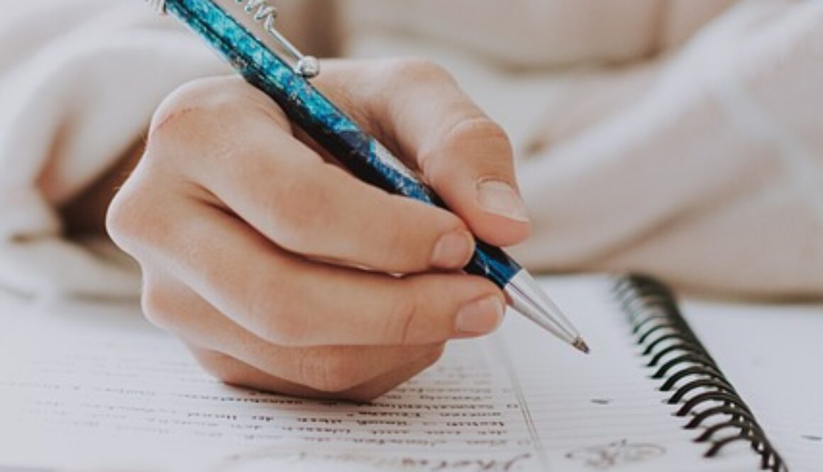 ragazza che prende appunti. servizi di orientamento al lavoro a Brescia