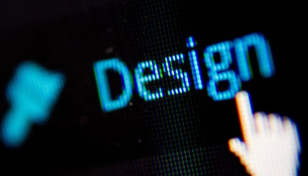 scritta design sullo schermo di un pc. Corso gratuito di social media e web design