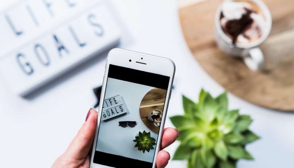 scritta life goals con smartphone e scrivania. Una borsa di studio da 1000 euro