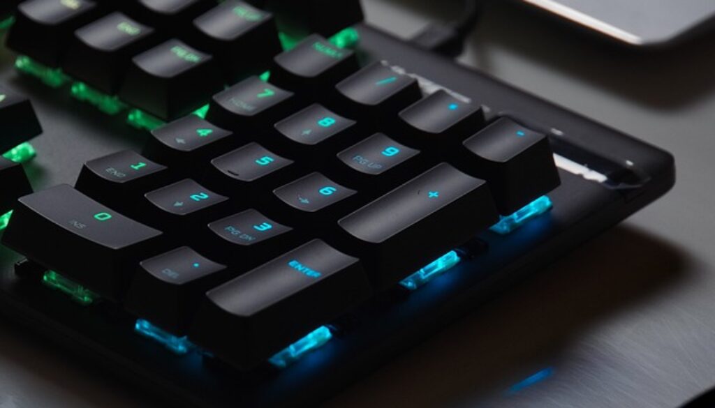 tastiera di pc retroilluminata. A Brescia un corso gratuito di tecnologie informatiche base