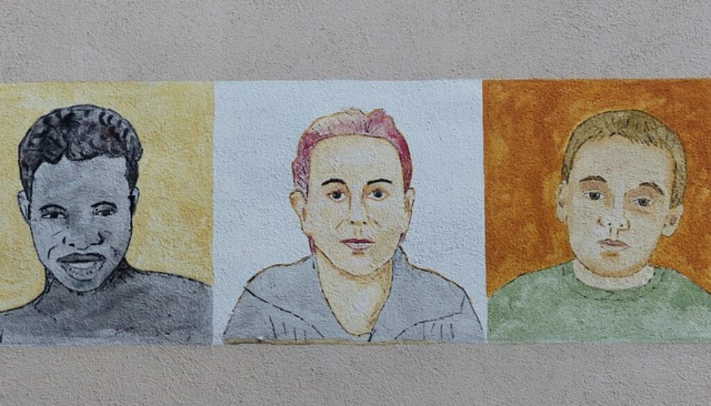 ritratti di persone su un muro. Corso di italiano per persone straniere