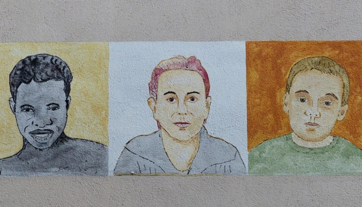 ritratti di persone su un muro. Corso di italiano per persone straniere