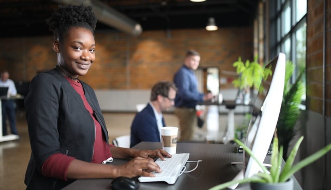 ragazza alla scrivania. Un corso gratuito a distanza per impiegato amministrativo