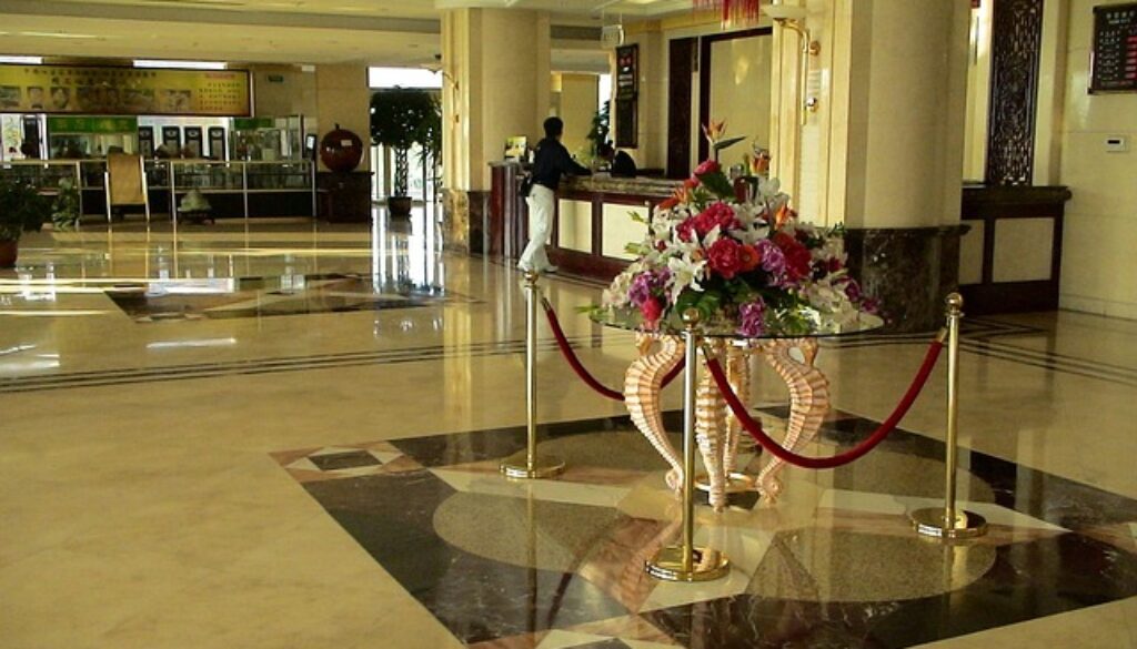 recetion di un albergo. Vuoi frequentare un corso per addetto alla reception con lingua inglese?