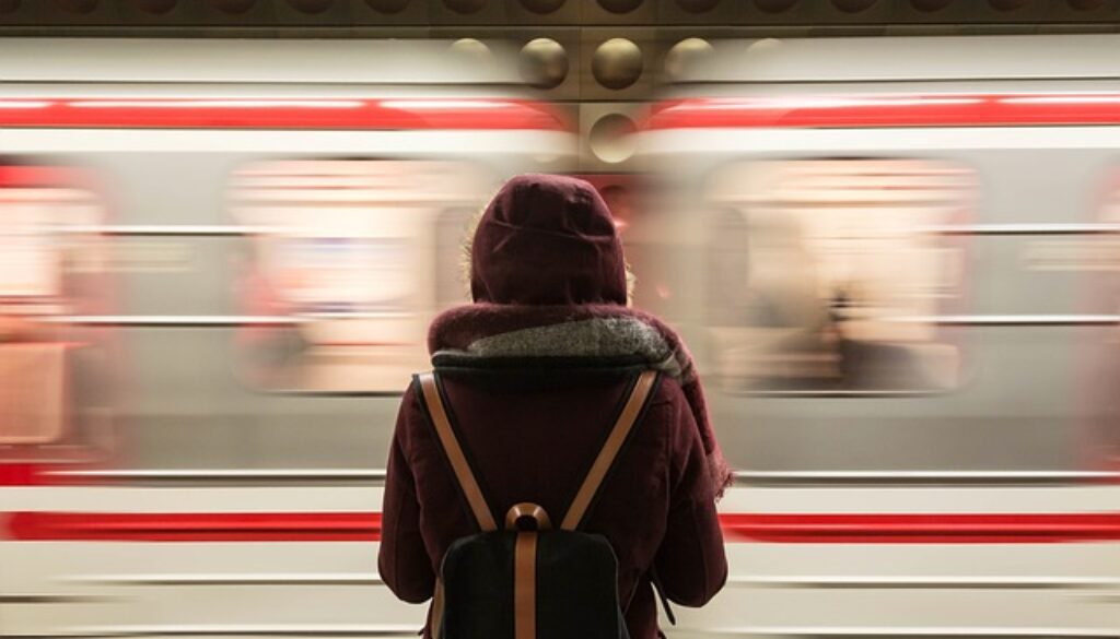 ragazza e treno che passa. Viaggia gratis in Europa con DiscoverEu